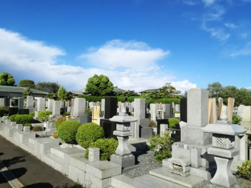 青空の下に広がる整備された日本の霊園の風景