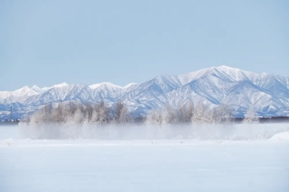 「北海道の雪に覆われた風景と山々。厳しい寒冷地の冬の自然